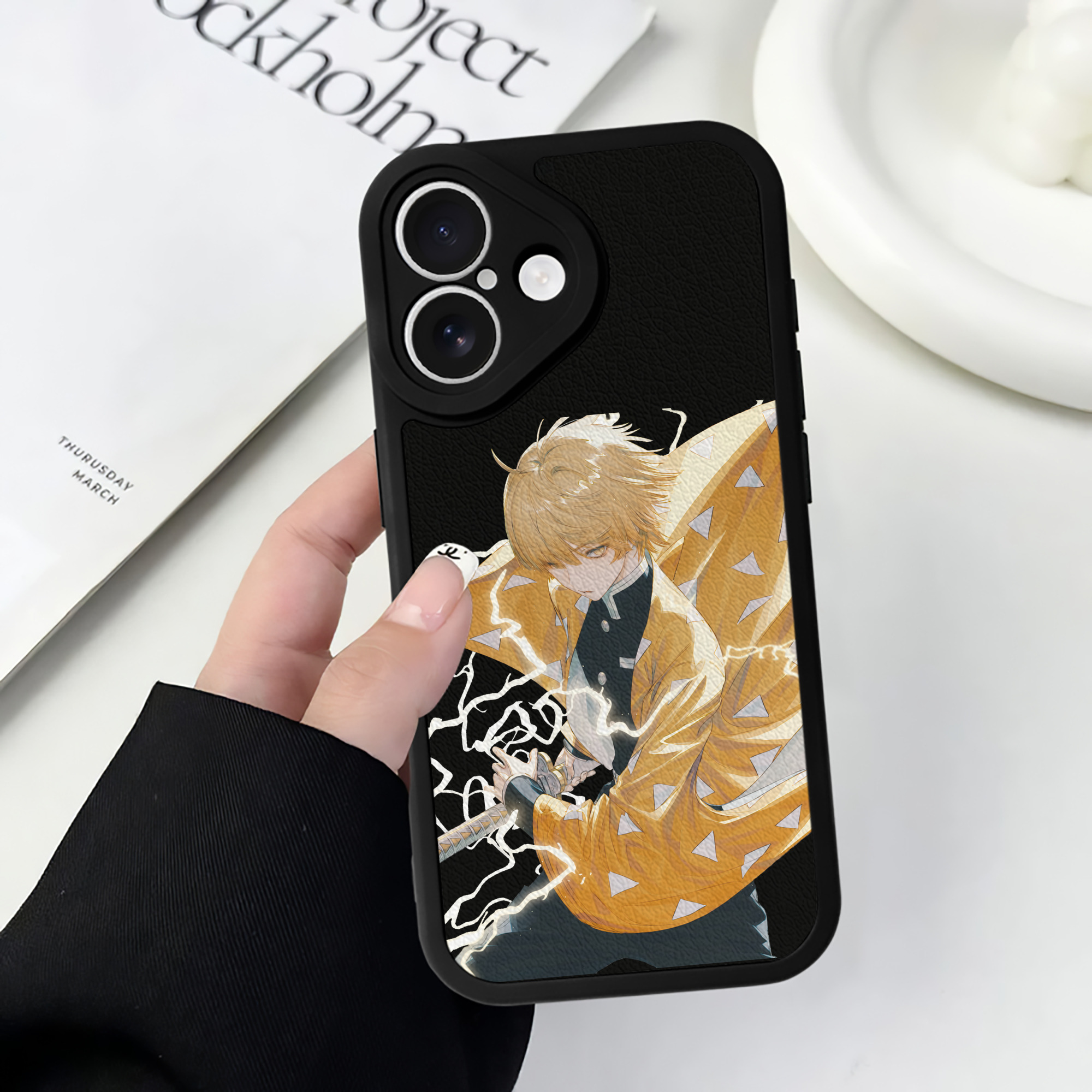 （画像用） 鬼滅の刃（きめつのやいば）我妻 善逸／あがつま ぜんいつ Agatsuma Zenitsu 【iPhone 16シリーズ対応】シリコンスマホケース（レザー調） 材質：シリコン